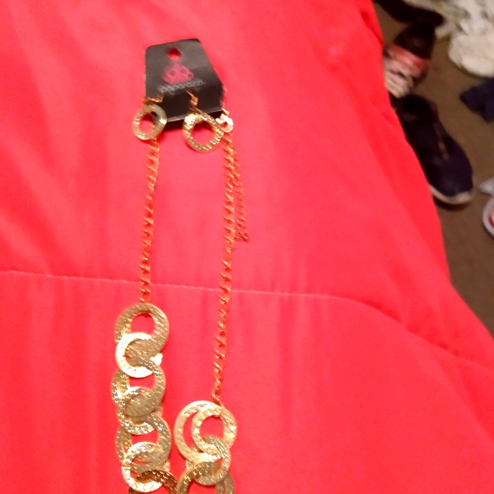 A necklace an earrings